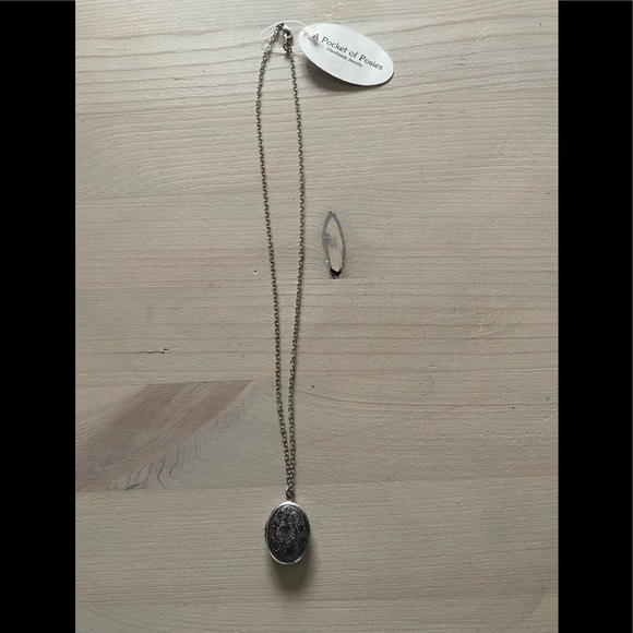 Silver locket necklace - Picture 1 of 3